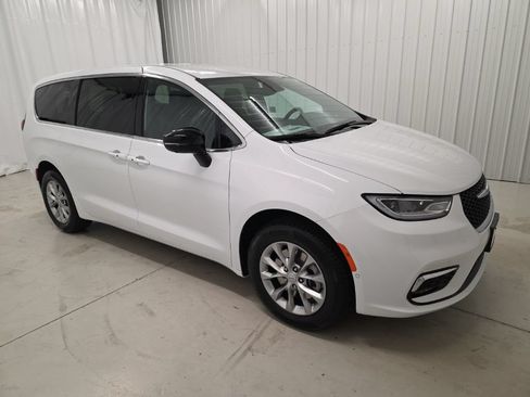 New 2026 Chrysler Pacifica Select AWD/4WD image 7