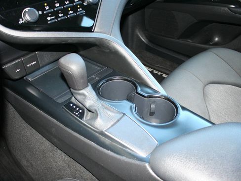 Used 2020 Toyota Camry LE w/ Convenience Package FWD image 18