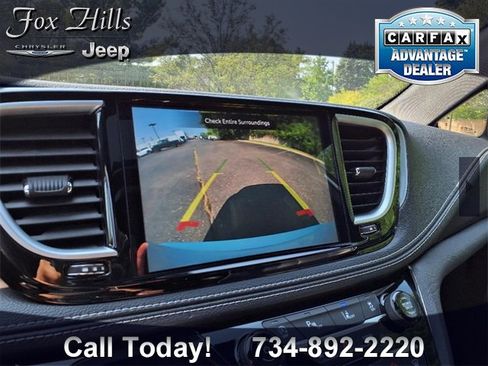 Used 2025 Chrysler Pacifica Limited image 24