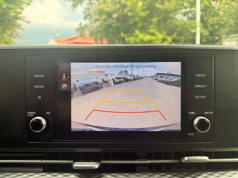 Used 2023 Kia Carnival LX FWD image 18