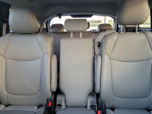 Used 2025 Toyota Sienna XLE image 21
