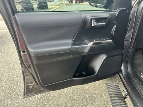 Used 2022 Toyota Tacoma TRD Off-Road image 8