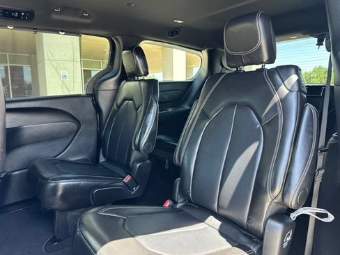 Certified 2025 Chrysler Pacifica Select FWD image 31