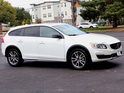 Used 2018 Volvo V60 T5 Cross Country w/ Convenience Package image 2