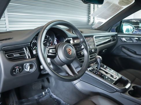 Certified 2023 Porsche Macan image 4
