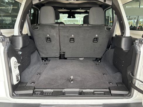 Used 2025 Jeep Wrangler Sahara image 31