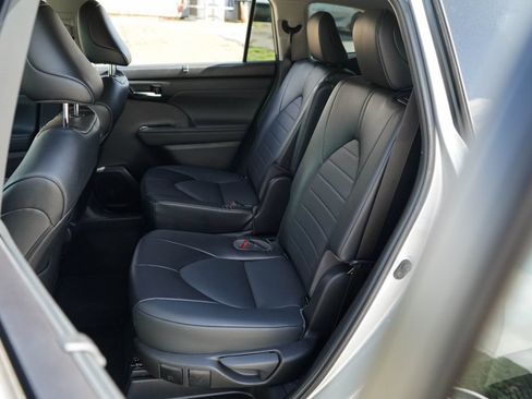 Used 2022 Toyota Highlander XLE FWD image 9