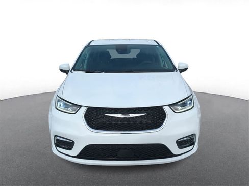 Used 2023 Chrysler Pacifica Touring-L image 3