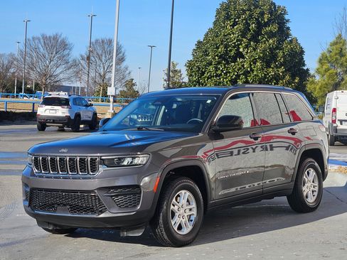 Used 2024 Jeep Grand Cherokee Laredo image 3