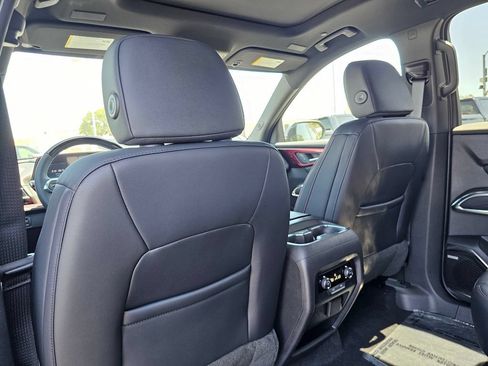 New 2026 Chevrolet Traverse Z71 w/ Enhanced Driving Package AWD/4WD image 18
