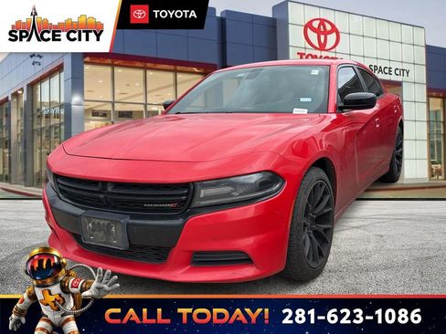 Used 2018 Dodge Charger SXT w/ Blacktop Package RWD image 1