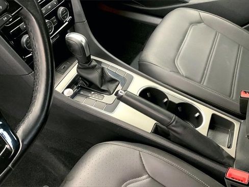 Used 2022 Volkswagen Passat 2.0T R-Line image 17