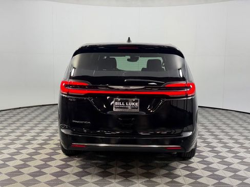 Used 2025 Chrysler Pacifica Select FWD image 8