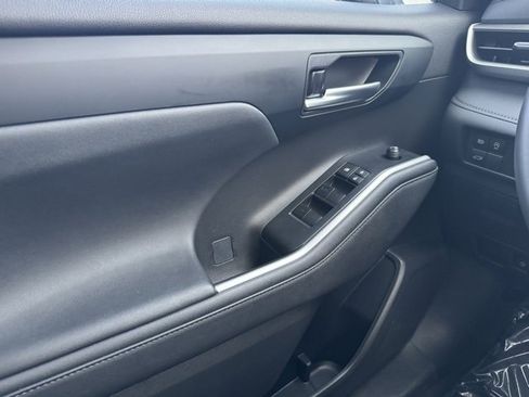 Certified 2023 Toyota Highlander XLE image 35
