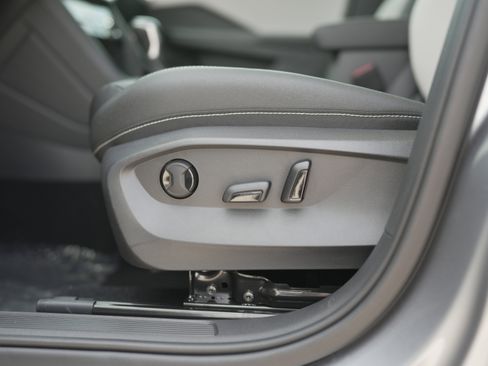 New 2025 Volkswagen Taos SEL image 27