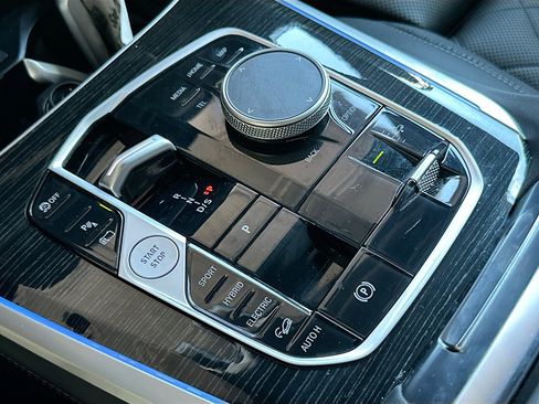 Certified 2025 BMW X5 xDrive50e w/ M Sport Package image 17