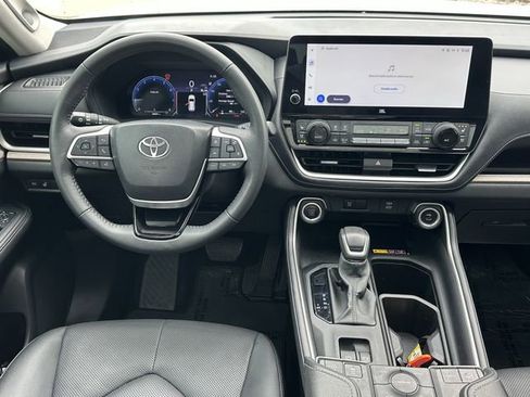 Used 2024 Toyota Grand Highlander AWD image 11