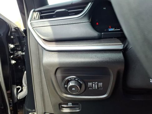 Used 2023 Jeep Grand Cherokee Overland w/ Luxury Tech Group IV AWD/4WD image 19