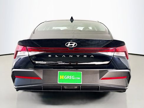 Used 2025 Hyundai Elantra SE image 8