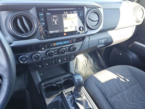 Used 2017 Toyota Tacoma TRD Sport AWD/4WD image 35