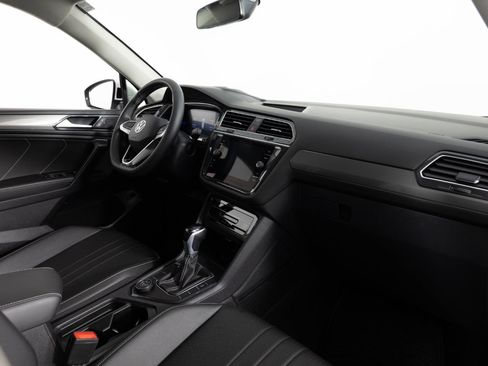 Used 2024 Volkswagen Tiguan SE AWD/4WD image 25