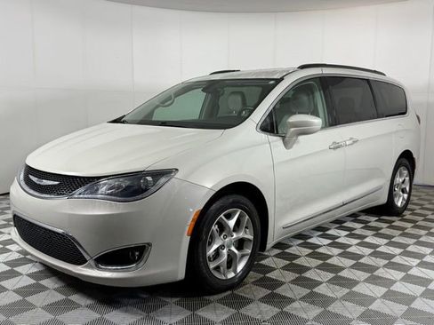 Used 2017 Chrysler Pacifica Touring-L w/ Tire & Wheel Group image 3