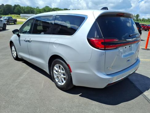 Used 2024 Chrysler Pacifica Touring-L FWD image 7