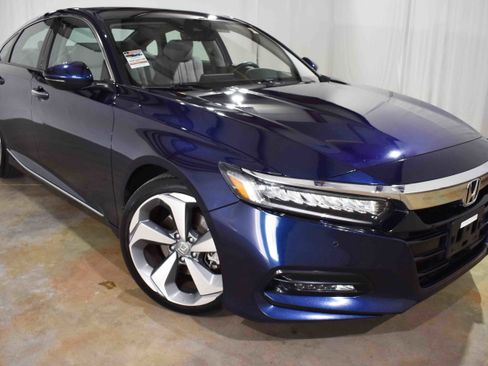 Used 2018 Honda Accord Touring image 3