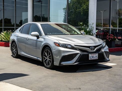 Used 2022 Toyota Camry SE w/ Convenience Package FWD image 3