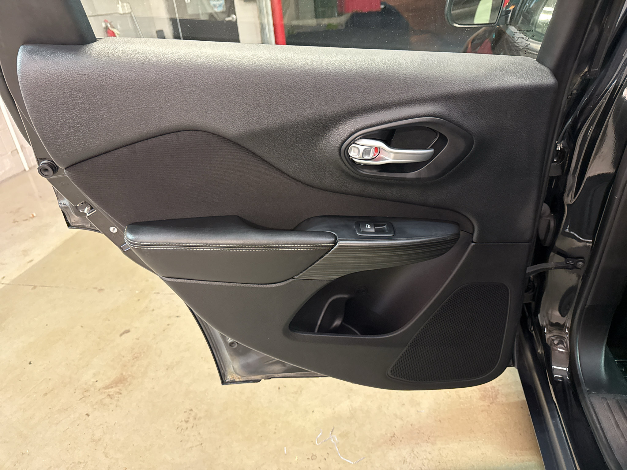 Used 2015 Jeep Cherokee Sport w/ Cold Weather Group AWD/4WD image 30
