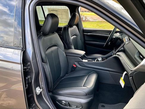 New 2025 Jeep Grand Cherokee Limited w/ Trailer Tow Package AWD/4WD image 11