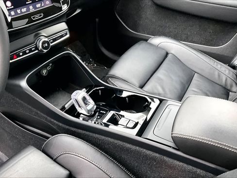 Certified 2024 Volvo XC40 B5 Plus w/ Protection Package Premier image 16