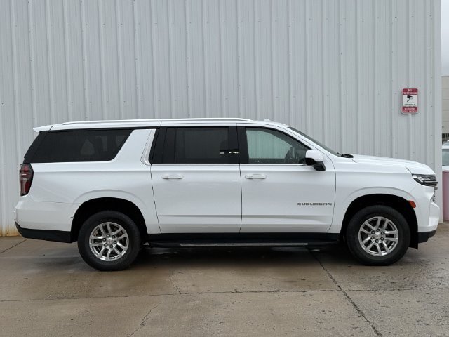 Used 2024 Chevrolet Suburban LT RWD image 3