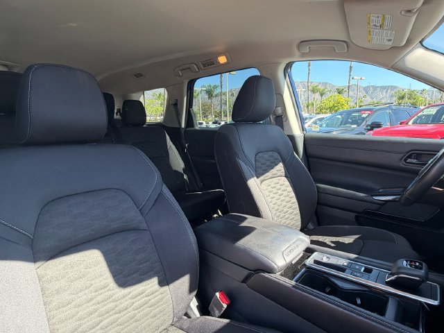 Used 2025 Nissan Pathfinder SV FWD image 35