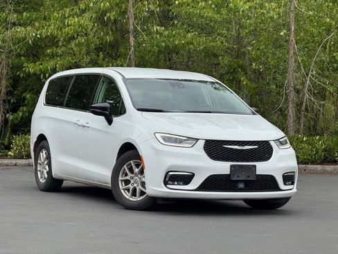 Used 2024 Chrysler Pacifica Touring-L FWD image 2