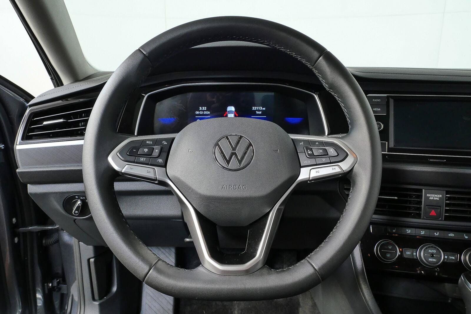 Used 2024 Volkswagen Jetta SE w/ Panoramic Sunroof Package FWD image 9
