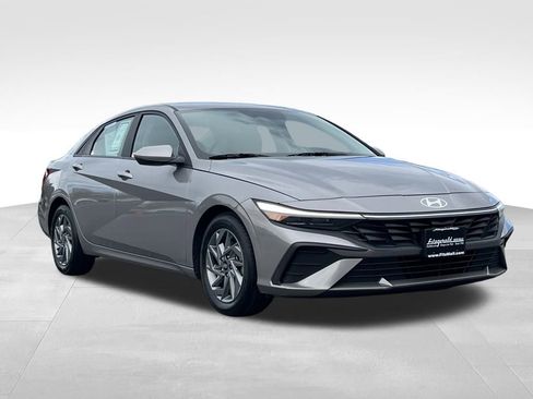 Used 2024 Hyundai Elantra SEL image 1