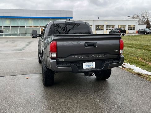 Used 2018 Toyota Tacoma TRD Sport image 3