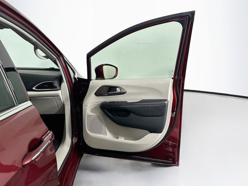 Used 2019 Chrysler Pacifica Touring-L w/ Advanced Safetytec Group FWD image 33