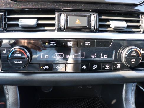 Used 2025 Nissan Pathfinder SV AWD/4WD image 40
