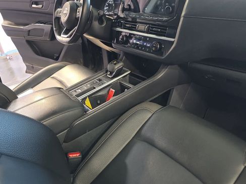 Used 2025 Nissan Pathfinder SL FWD image 18