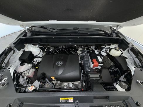 Used 2022 Toyota Highlander XLE AWD/4WD image 28