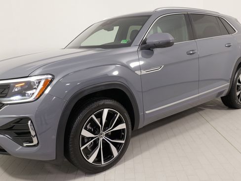 Used 2025 Volkswagen Atlas Cross Sport SEL Premium R-Line image 2
