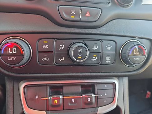 Used 2024 GMC Terrain SLT AWD/4WD image 25