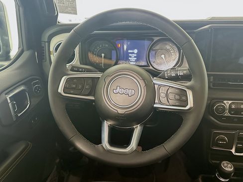 Used 2025 Jeep Wrangler Sahara image 17