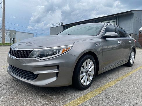 Used 2018 Kia Optima LX w/ 17" Alloy Wheels Package image 3