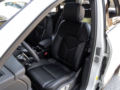 Certified 2026 Porsche Macan AWD/4WD image 5