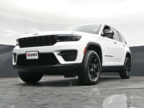 Used 2025 Jeep Grand Cherokee Altitude AWD/4WD image 55