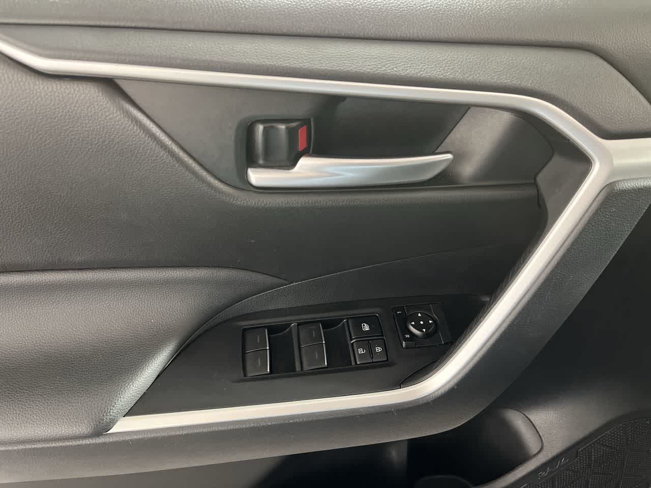 Used 2025 Toyota RAV4 XLE FWD image 13