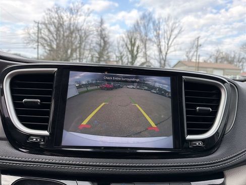 Used 2024 Chrysler Pacifica Limited FWD image 24